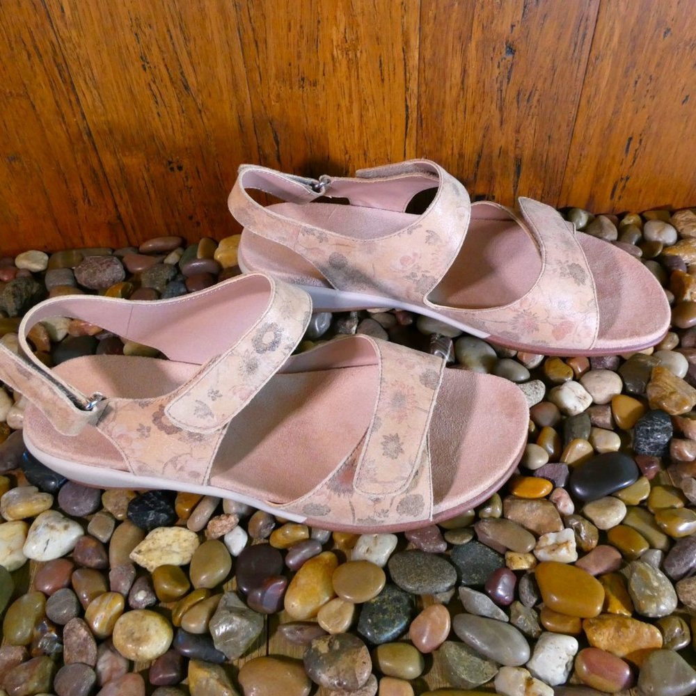 NIB!! Easy Spirit Hartwell Sandals Size 7M Brown Leather Floral Print - Picture 3 of 10